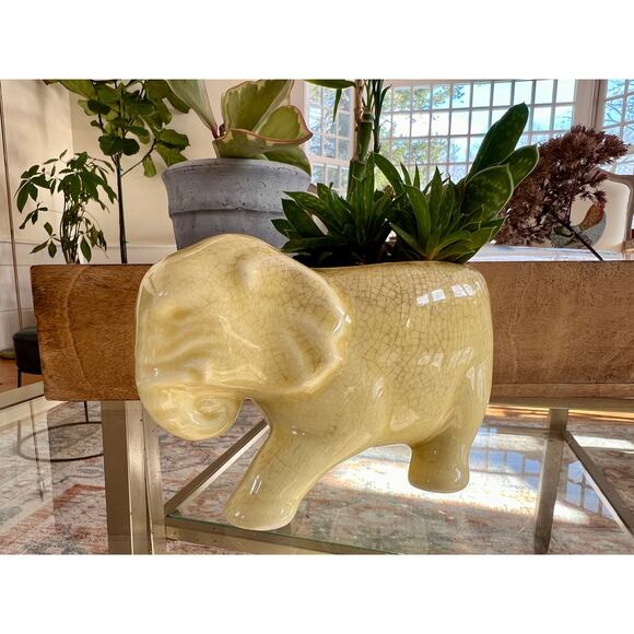 Vintage Ceramic Elephant Planter, Soft Yellow Flower Pot, Pastel Yellow Pottery - Picture 4 of 10